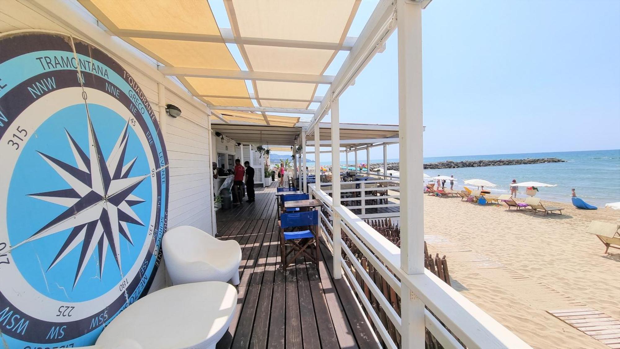 La Villa Fronte Spiaggia Bandiera Blu スペルロンガ エクステリア 写真
